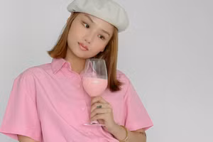 Miu Lê tự lên đồ, makeup và chụp hình tại nhà.