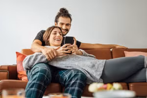 Ngày càng nhiều người trẻ phương Tây chuộng xu hướng dọn về ở chung với người yêu mà không kết hôn.