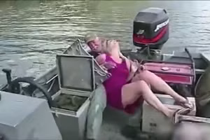 Clip: Tai nạn nghề nghiệp nhớ đời của phóng viên 