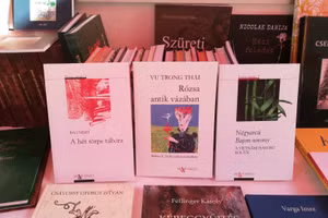 Tập thơ Bông hồng và chiếc bình cổ của nhà thơ Vũ Trọng Thái trưng bày trong Tuần lễ sách đầu tháng 9/2021 tại Budapest - Hungary.