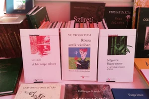 Tập thơ Bông hồng và chiếc bình cổ của nhà thơ Vũ Trọng Thái trưng bày trong Tuần lễ sách đầu tháng 9/2021 tại Budapest - Hungary.