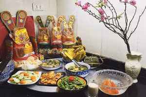 Mâm cỗ cúng ông Công ông Táo có thể tùy theo từng gia đình, văn hóa vùng miền nhưng không thể thiếu bộ mũ ông Công.
