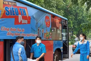  “Xe buýt siêu thị 0 đồng” mang theo những phần quà hỗ trợ đến với người lao động có hoàn cảnh khó khăn 