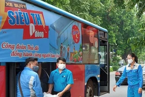  “Xe buýt siêu thị 0 đồng” mang theo những phần quà hỗ trợ đến với người lao động có hoàn cảnh khó khăn 