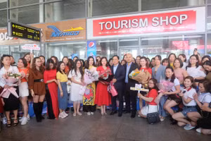 Đại diện Sở Du lịch TP Đà Nẵng đón đoàn khách MICE đến thành phố. 