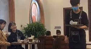 Clip: "Vã mồ hôi hột" khi được nhân viên phục vụ cà phê