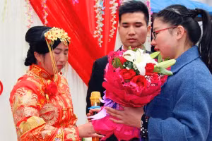 Sau đám cưới tiền tỷ, gia đình chú rể chết điếng khi biết thân phận của cô dâu