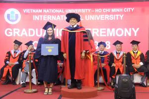 TS Trần Tiến Khoa - Hiệu trưởng Trường ĐH Quốc Tế trao bằng cho tân thạc sĩ.