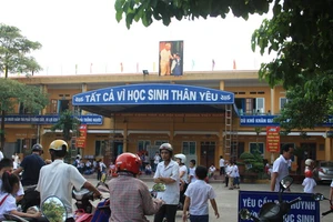 Phụ huynh đưa đón học sinh tại trường Tiều học Phú Xá