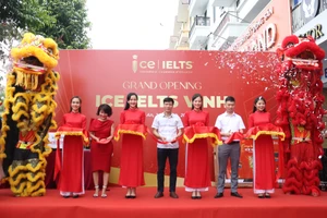 Cắt băng khai trương Trung tâm Anh ngữ ICE IELTS Vinh.