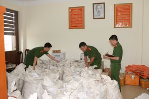 Số bao tải chứa vảy động vật bị công an thu giữ. (Ảnh: CANA)