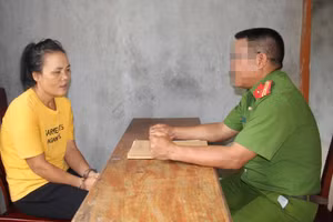 Công an lấy lời khai Lương Thị Toàn. (Ảnh: CANA)