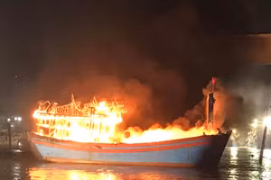 Hiện trường vụ cháy tàu cá ở Nghệ An. (Ảnh: Phạm Tâm)