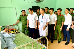 Lãnh đạo UBND huyện Quỳ Châu thăm và động viên Thiếu tá T. đang điều trị. (Ảnh: Kế Kiên)