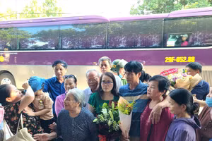 Bà Lê Thị Dung được trở về với gia đình sau khi chấp hành xong bản án. Ảnh: Hải Đăng.