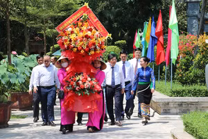 Đoàn đại biểu cấp cao CDR Cu-ba dâng hoa tưởng niệm Chủ tịch Hồ Chí Minh tại Khu di tích Kim Liên. Ảnh: nghean.gov.vn.