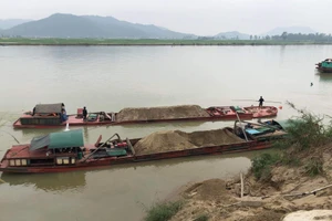 Khai thác cát trên sông Lam. Ảnh minh họa 