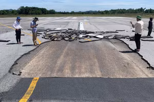 Vết bong nứt tại đường băng sân bay Vinh. (Ảnh: Sỹ Hòa)