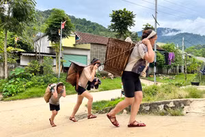 Người dân huyện Quế Phong gùi măng từ rừng về nhà. (Ảnh: Phạm Tâm)