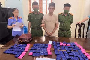 Lầu Bá Lỳ và tang vật vụ án. (Ảnh: CANA)