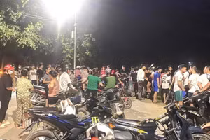 Người dân tập trung tại hiện trường nơi xảy ra vụ việc. (Ảnh: ĐL)