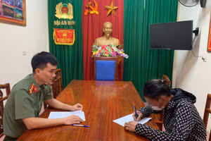 Công an làm việc với T.V.C. Ảnh: CANA.