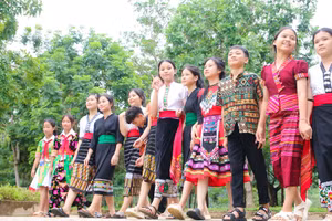 Học sinh Nghệ An 'xúng xính' trang phục thổ cẩm trong ngày khai giảng