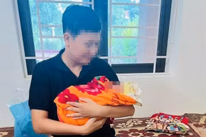 Cháu bé đang được chăm sóc tại Trạm y tế. (Ảnh: CTV).