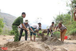 Công an huyện Kỳ Sơn (Nghệ An) cùng người dân xây dựng nhà. Ảnh: Phạm Tâm.