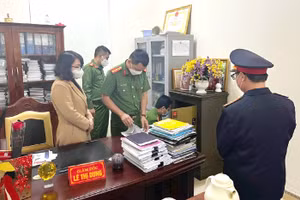 Cơ quan chức năng khám xét phòng làm việc của bà Lê Thị Dung. Ảnh: CANA.