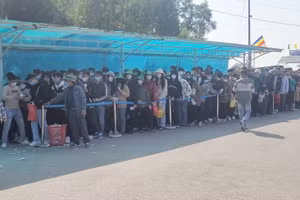 Du khách hành hương về Khu di tích chùa Hương Tích tại xã Thiên Lộc, huyện Can Lộc (Hà Tĩnh).