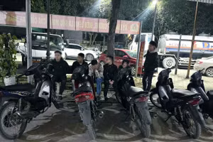 Nhóm thanh, thiếu niên tháo biển số xe, lạng lách, đánh võng vào tối 25/2. Ảnh: CANA.