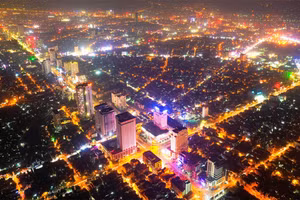 Một góc trung tâm thành phố Vinh về đêm. (Ảnh: Sách Nguyễn)