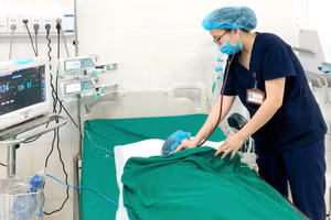 Các bác sĩ thực hiện điều trị cho bệnh nhi. Ảnh: Hoàng Yến.