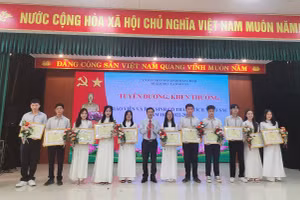 Sở GD&ĐT Quảng Bình tuyên dương, khen thưởng giáo viên và học sinh có thành tích xuất sắc trong năm học vừa qua. (Ảnh: Đặng Tài).