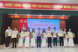 Sở GD&ĐT Quảng Bình tuyên dương, khen thưởng giáo viên và học sinh có thành tích xuất sắc trong năm học vừa qua. (Ảnh: Đặng Tài).