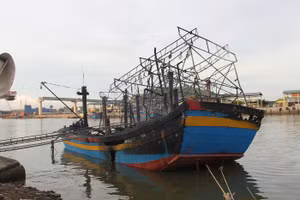 Hiện trường vụ cháy 5 tàu cá hàng chục tỷ đồng tại Nghệ An. (Ảnh: Phạm Tâm).