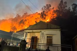 Ngọn lửa uy hiếp nhà dân dưới chân núi. (Ảnh: L.A)