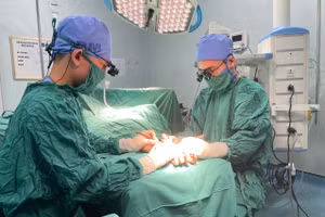 Xuyên đêm phẫu thuật nối lại bàn tay đứt lìa do bị tai nạn