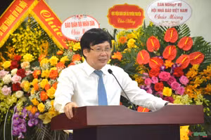 Nhà báo Hồ Quang Lợi chia sẻ tại Lễ ra mắt sách 'Người trên đường đời'.