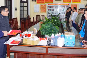 Nguyễn Thành Thái, Trần Xuân Hiển cùng đường dây đã sản xuất hàng chục nghìn giấy tờ giả, bán đi toàn quốc, thu lời bất chính 100 tỷ đồng. (ảnh CAHN).