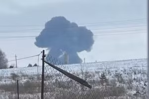 Cột khói bốc lên tại nơi máy bay Il-76 rơi ở vùng Belgorod.