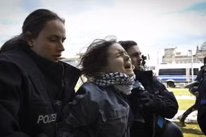 Cảnh sát Đức can thiệp vào người biểu tình ủng hộ Palestine ở Berlin. (Ảnh: Getty Images / Halil Sagirkaya; Anadolu)