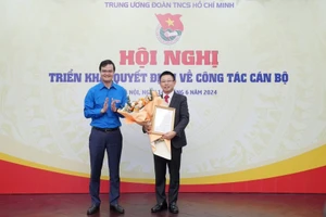 Anh Bùi Quang Huy - Ủy viên dự khuyết BCH Trung ương Đảng, Bí thư thứ nhất TƯ Đoàn trao quyết định và tặng hoa tân Tổng biên tập báo Tiền Phong Phùng Công Sưởng