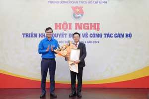 Anh Bùi Quang Huy - Ủy viên dự khuyết BCH Trung ương Đảng, Bí thư thứ nhất TƯ Đoàn trao quyết định và tặng hoa tân Tổng biên tập báo Tiền Phong Phùng Công Sưởng