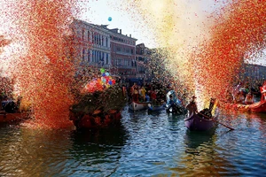 Chùm ảnh lễ hội hóa trang Venice thu hút hàng nghìn du khách khắp thế giới