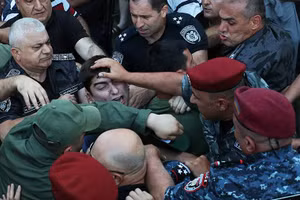 Biểu tình ở Armenia. Ảnh: REUTERS.