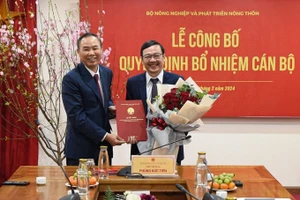 Thay mặt lãnh đạo Bộ NN-PTNT, Thứ trưởng Phùng Đức Tiến trao Quyết định bổ nhiệm lại nhà báo Nguyễn Ngọc Thạch, Tổng Biên tập Báo Nông nghiệp Việt Nam. (Ảnh: Tùng Đinh)