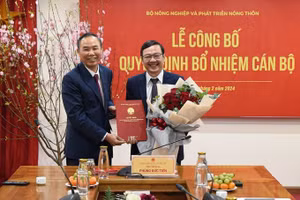 Thay mặt lãnh đạo Bộ NN-PTNT, Thứ trưởng Phùng Đức Tiến trao Quyết định bổ nhiệm lại nhà báo Nguyễn Ngọc Thạch, Tổng Biên tập Báo Nông nghiệp Việt Nam. (Ảnh: Tùng Đinh)