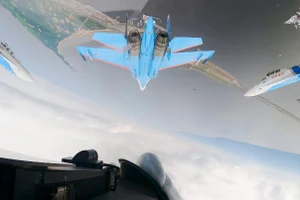 Video ‘Hiệp sĩ Nga’ nhào lộn với Su-35S trên bầu trời Kronstadt